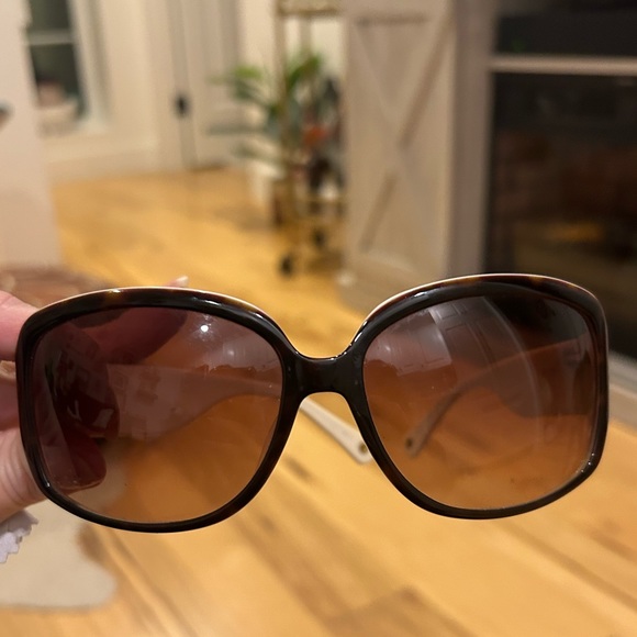 Coach sunglasses and hard clamshell case - Picture 1 of 8